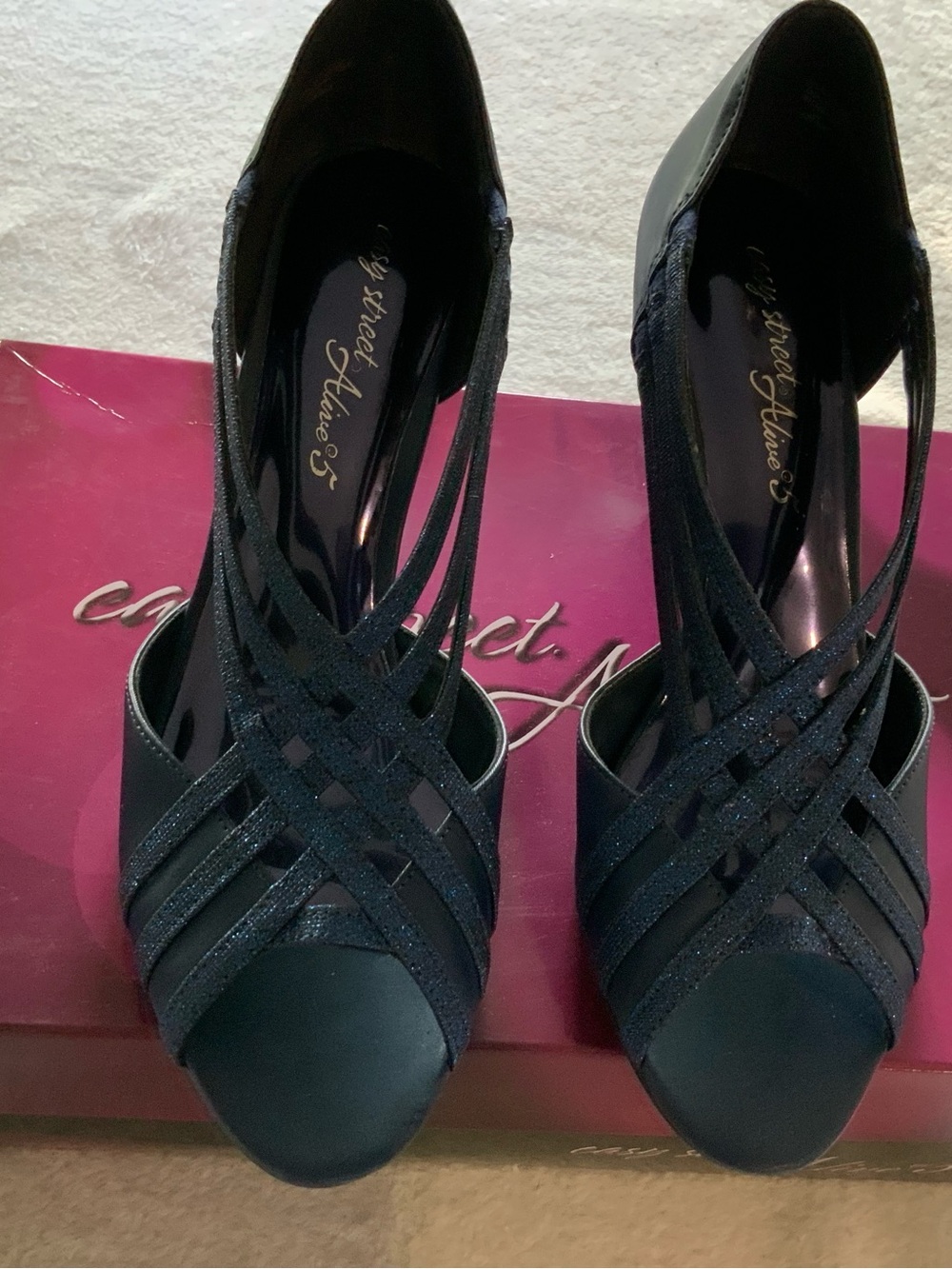 Women’s easy street navy blue heels size 9 new in box.  SKU 3101